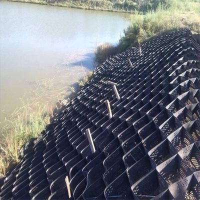 Geocella avanzata di rinforzo per la tenuta di pareti di superficie strutturata e perforata