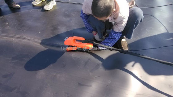 ASTM GRI-GM13 Standard Geomembrane Welding Machine per l'espansione dell'industria dell'acquacoltura