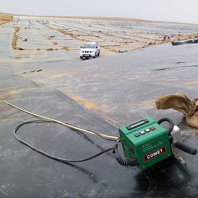 1.5mm Geomembrana in HDPE per la formazione sul posto del lago artificiale Paesaggio del canale del fiume Levee