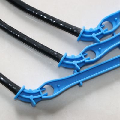 Sistema di irrigazione per l'agricoltura 4L/8L 2 Pegs resistente con tubi in PVC nero a goccia