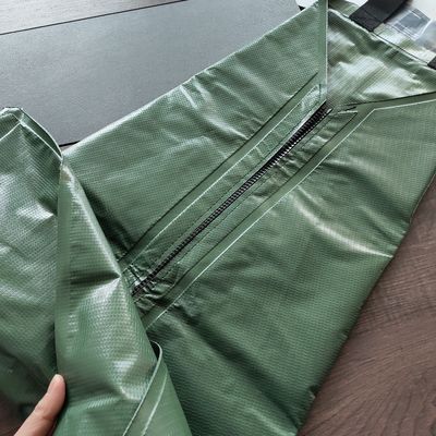 Sacchetto di plastica per l'irrigazione a goccia a rilascio lento e capacità di 25 galloni